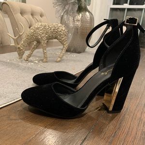 Black velvet pump size 7.5.